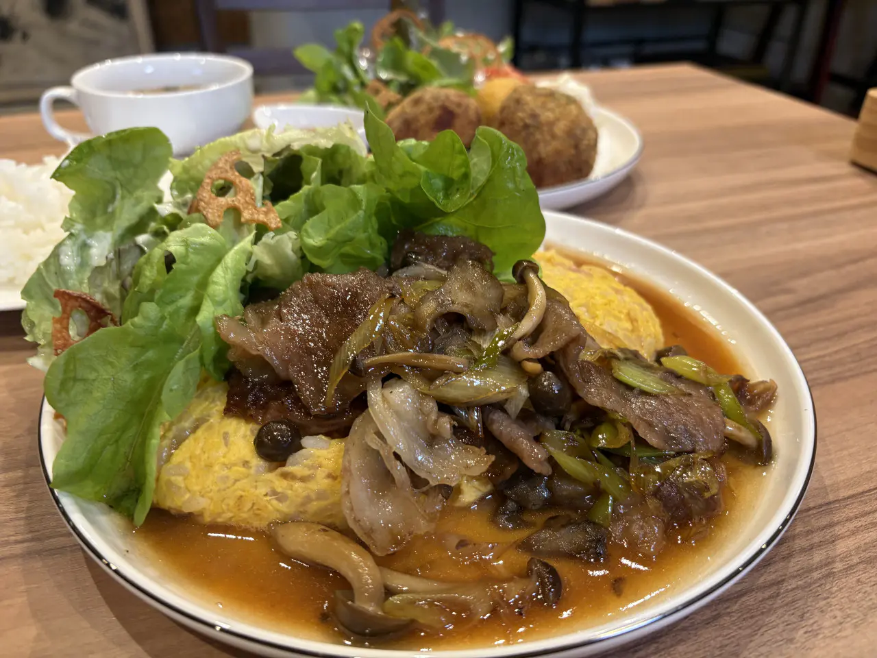とろ焼きオムライス サーロインすき焼き合盛り　2300円（税込）