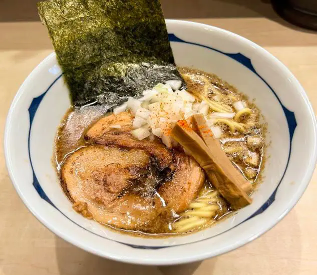 名水仕込みの中華蕎麦に今だけ限定富山ブラック登場【中華蕎麦はねるや