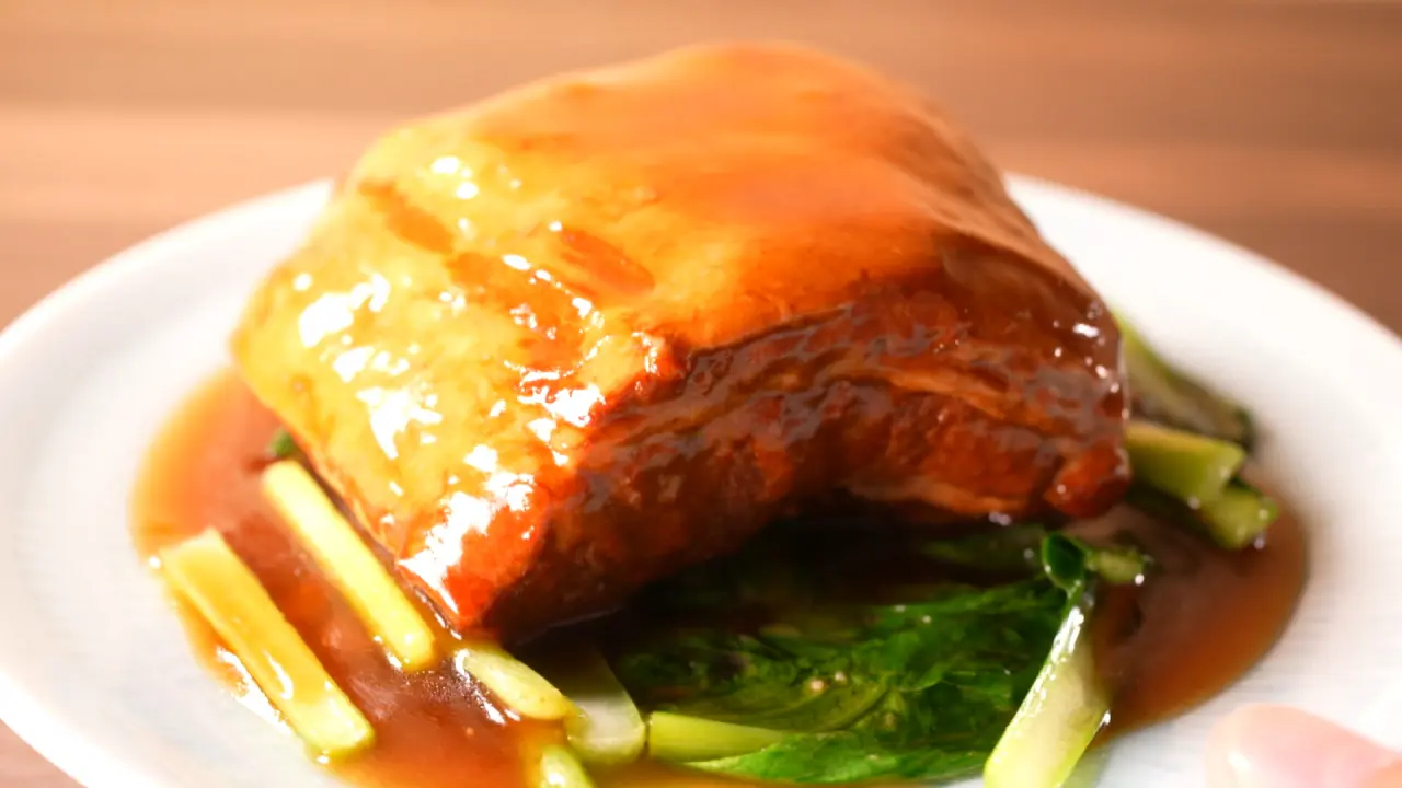 6時間かけて煮込む巨大塊バラ肉! トロトロビッグな「ドデ角煮」が絶品