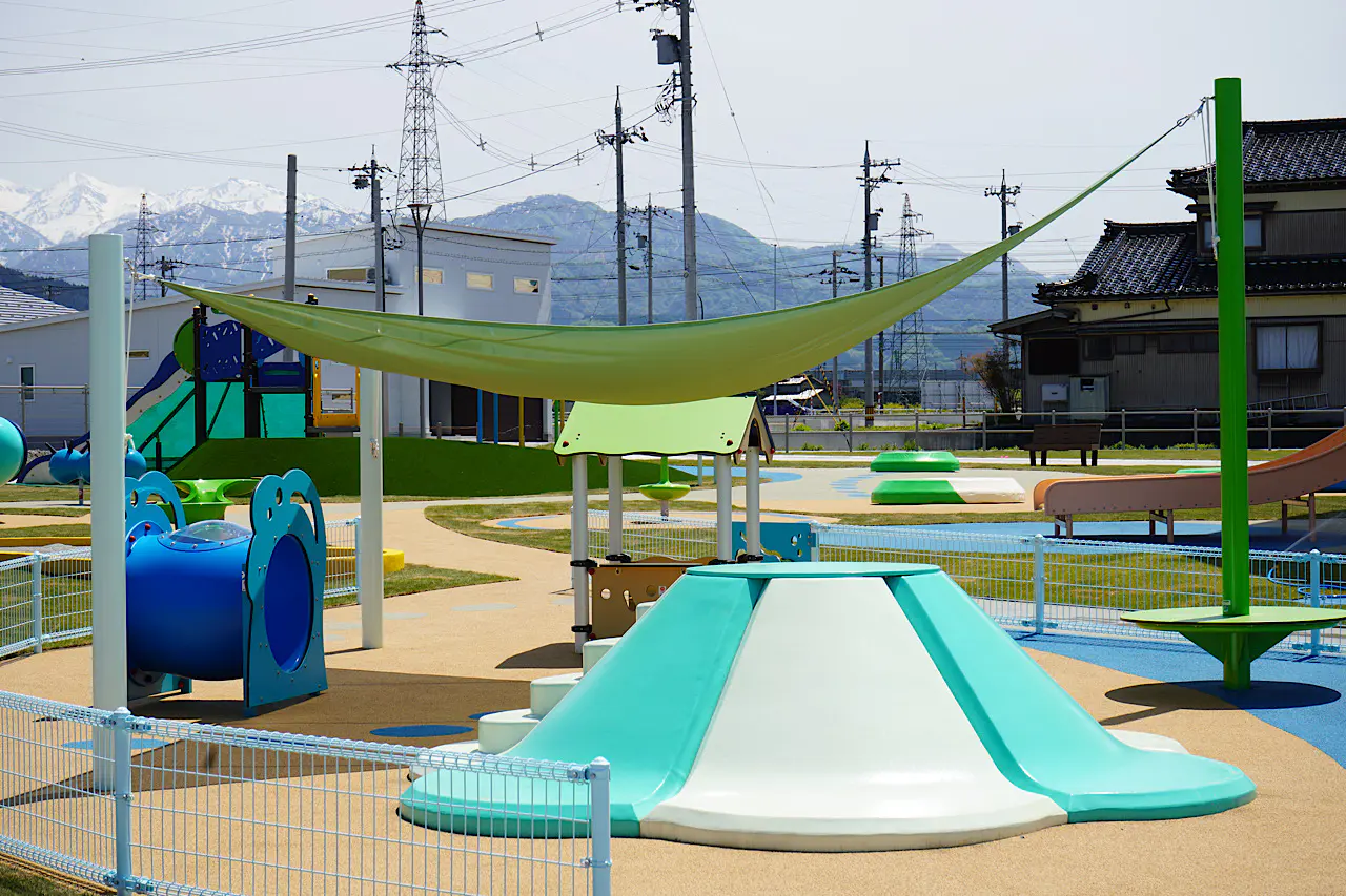 炎天下でも思いきり遊べる！ 屋根付き大型遊具の公園がオープン