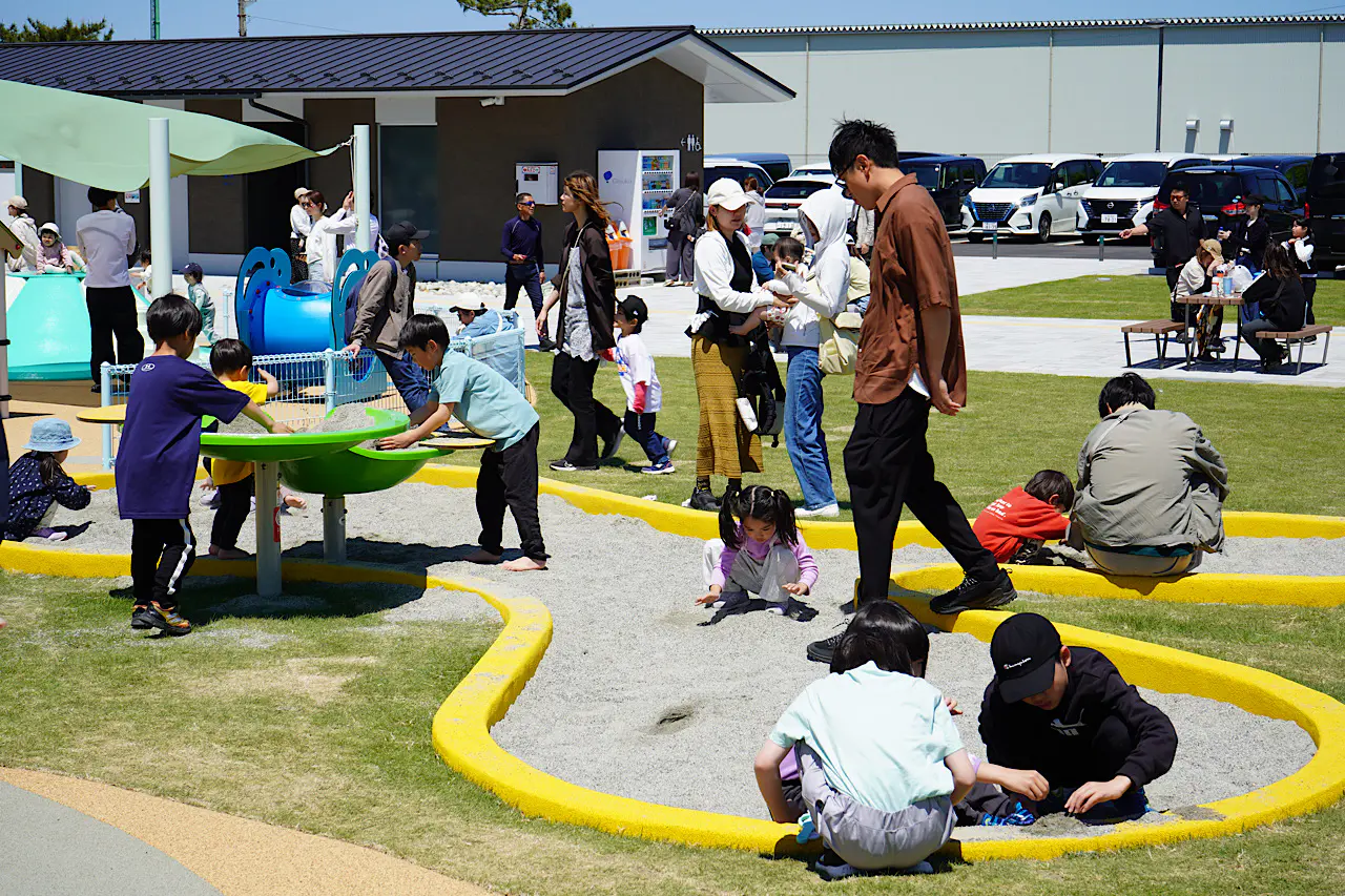 炎天下でも思いきり遊べる！ 屋根付き大型遊具の公園がオープン