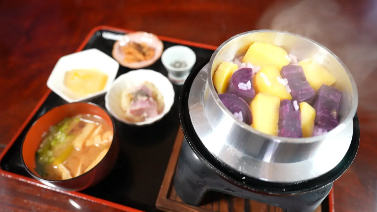 季節の薬膳炊き込みごはん　1300円（税込）