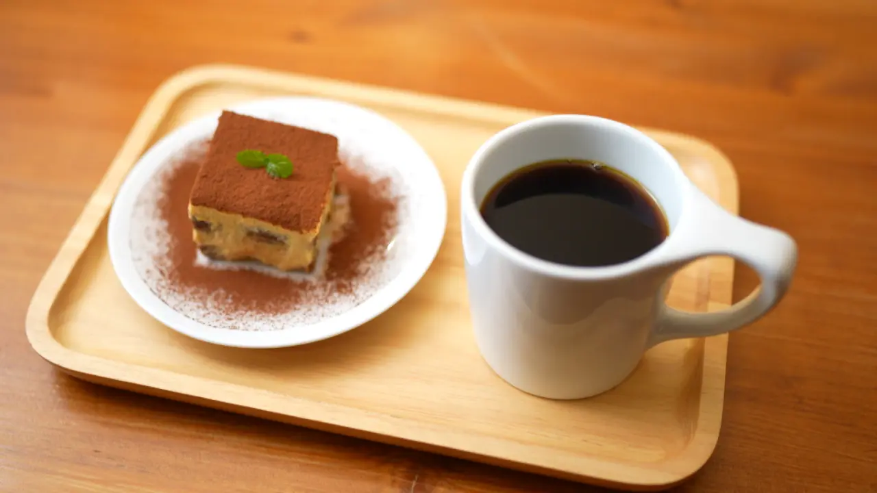 ティラミス 520円（税込）　ハンドドリップコーヒー 600円（税込）