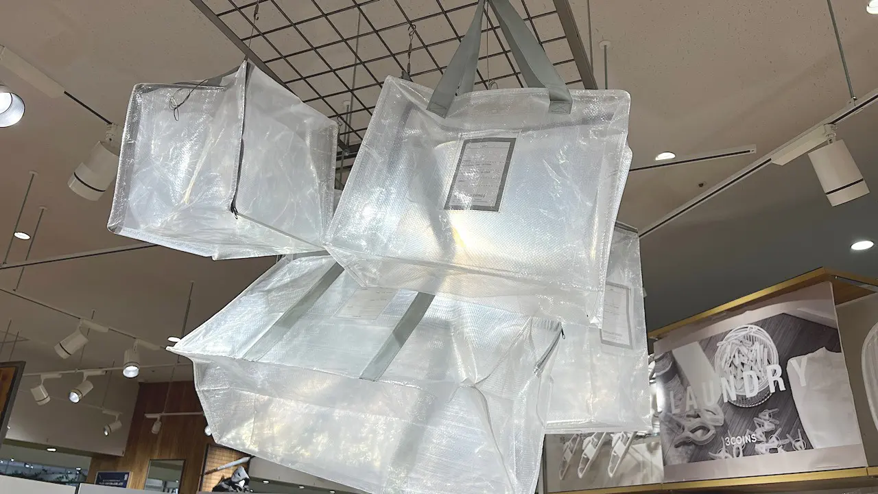 クリアボックスバッグL　330円（写真右上）