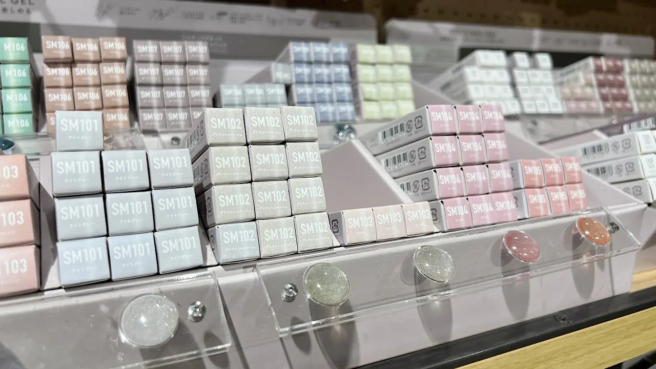シルキーマグネットスティックネイルジェル　330円
