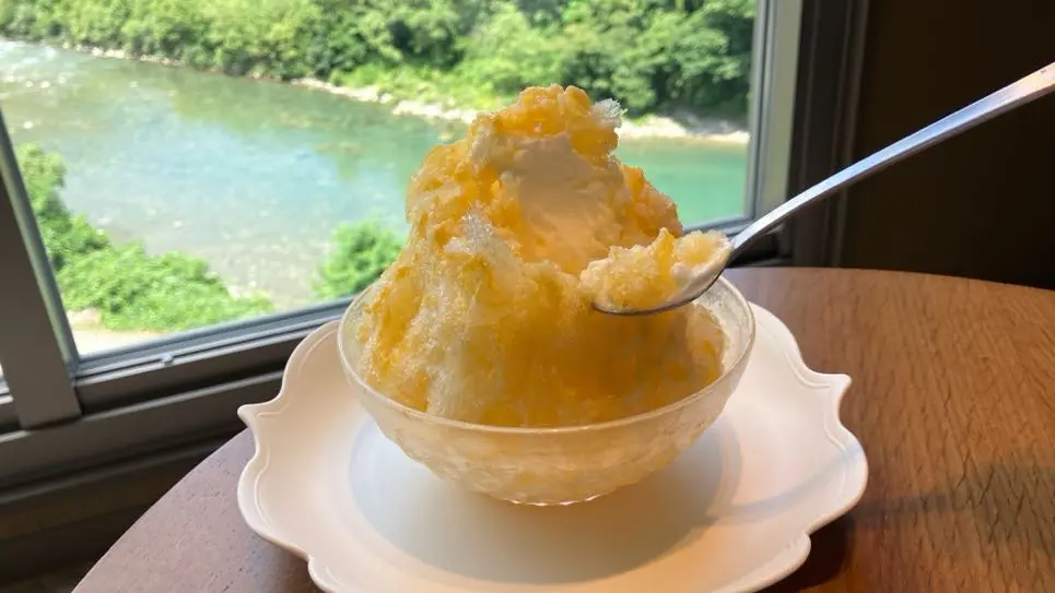 名水氷 くろぼくミルクソフト入り マンゴーヨーグルト1100円（税込）