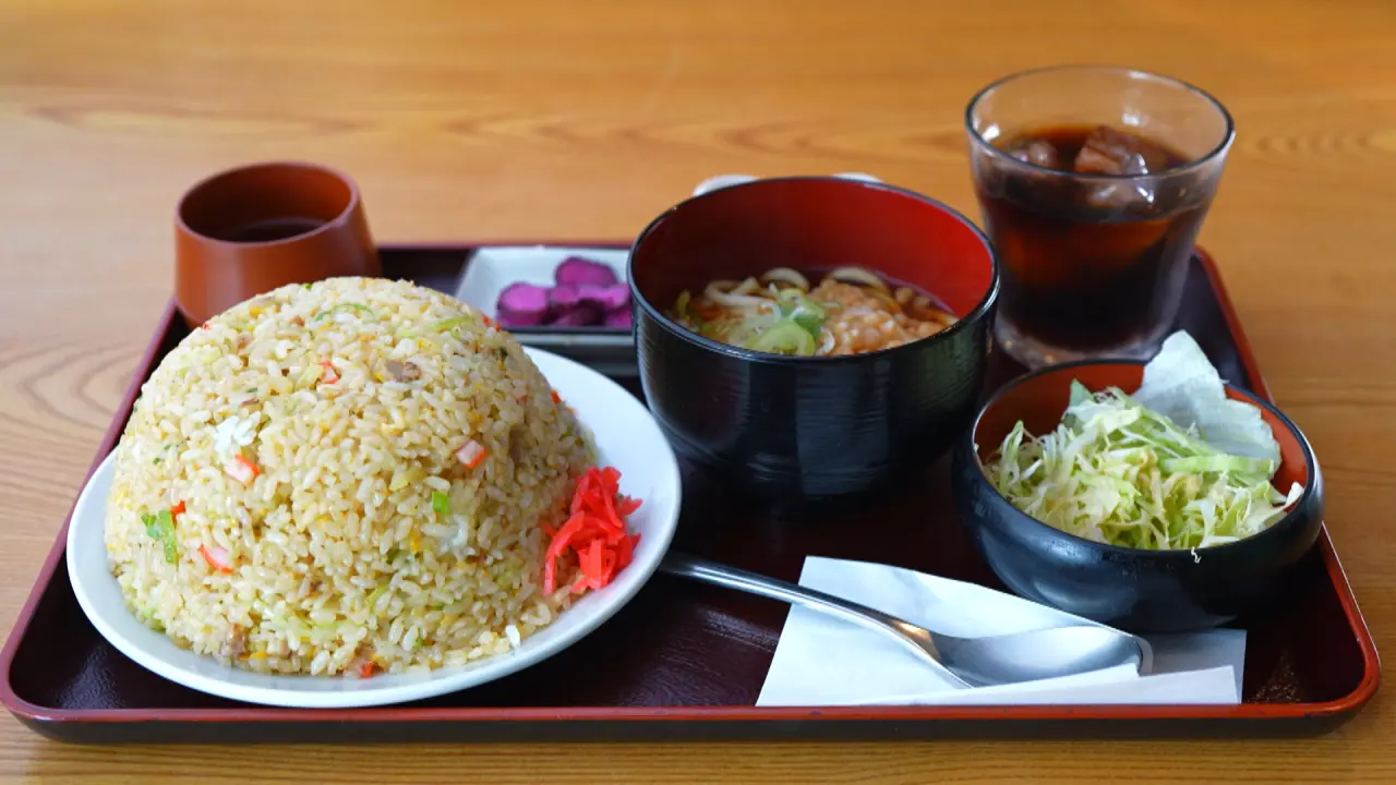 チャーハン（大盛）　830円（税込）　　セットＢ（うどん、サラダ、小鉢）　300円（税込）