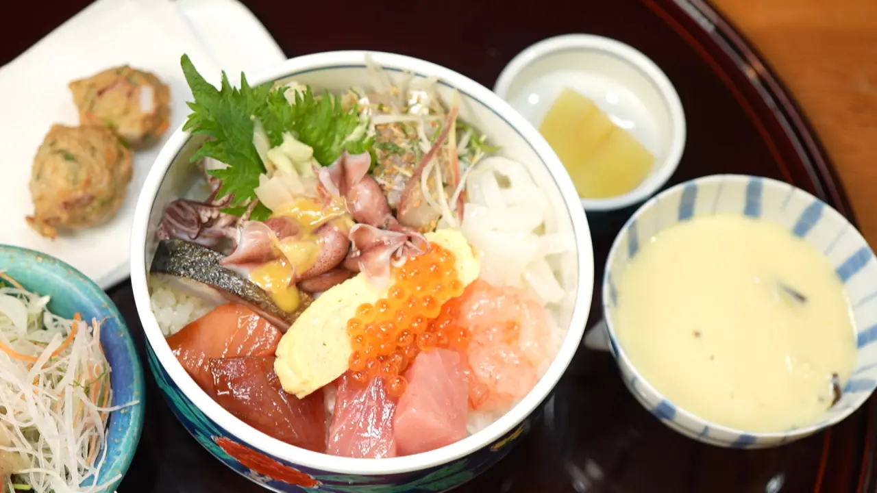 魚丼　2200円（税込）