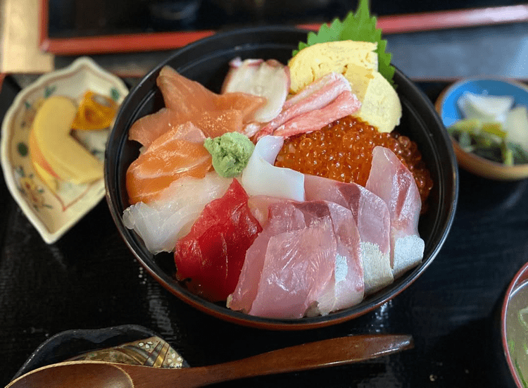 富山湾の魚介を寿司、海鮮丼、焼き魚で【ファミリー食堂 さかなやさん