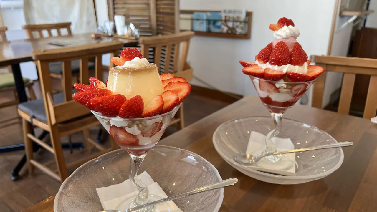 （左）自家製プリンといちごのパフェ （右）いちごパフェ　各1500円