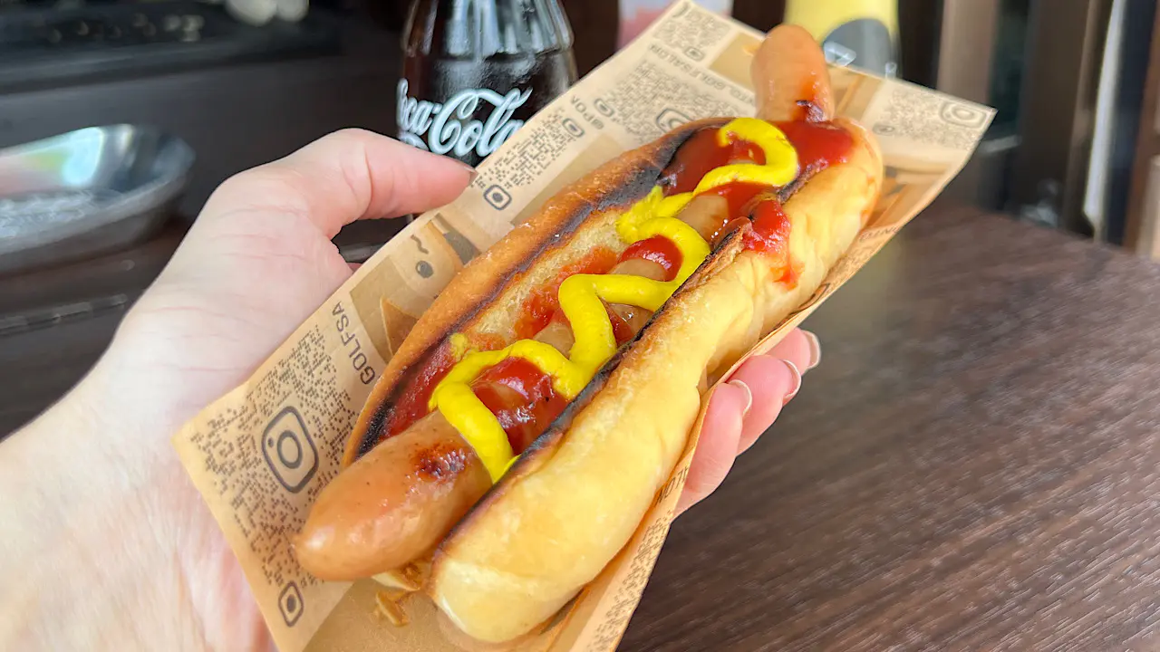 ホットドッグ　単品300円／ドリンクセット600円