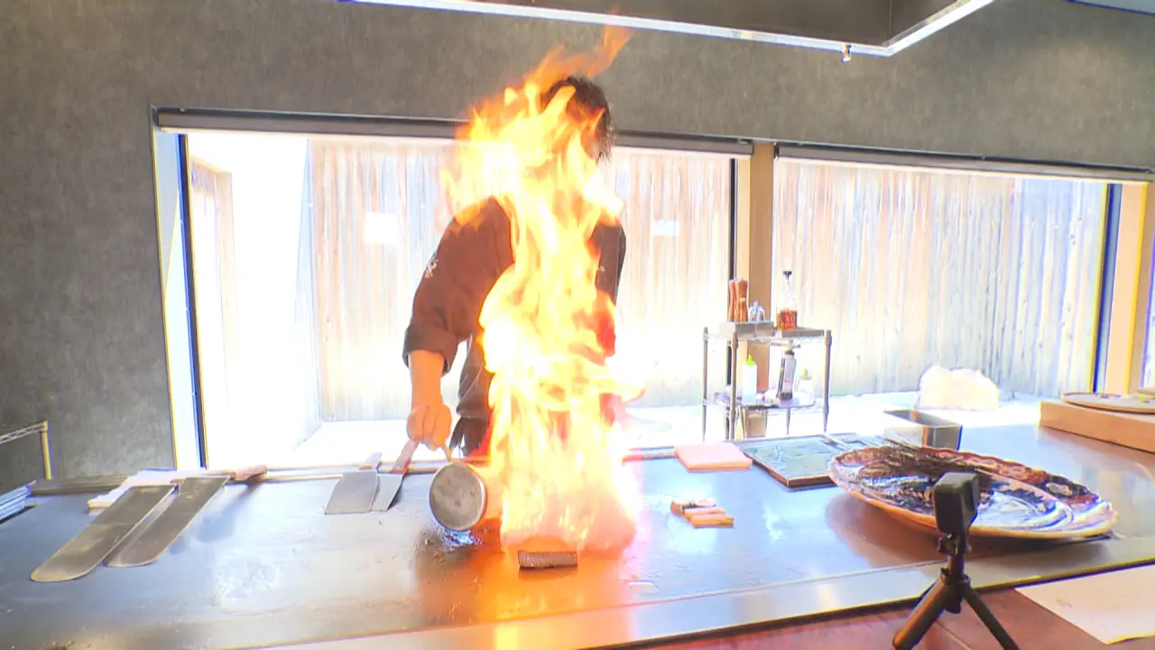 大きな鉄板で豪快に焼き上げる様子も楽しめる