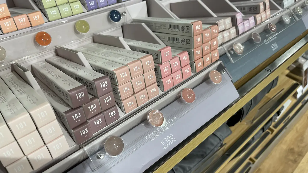 第12位　カラースティックネイルジェル　330円