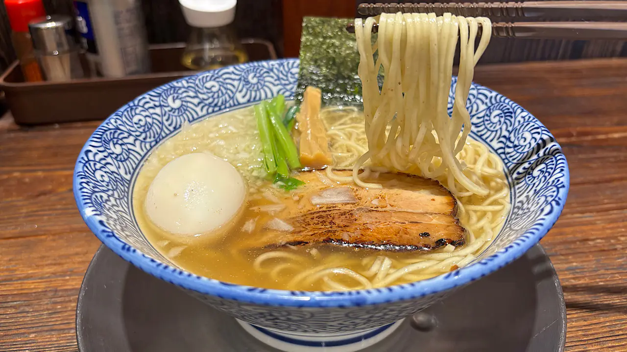 国産4種の煮干し×3種の醤油の香り高いスープ「煮干し中華そば」【二星