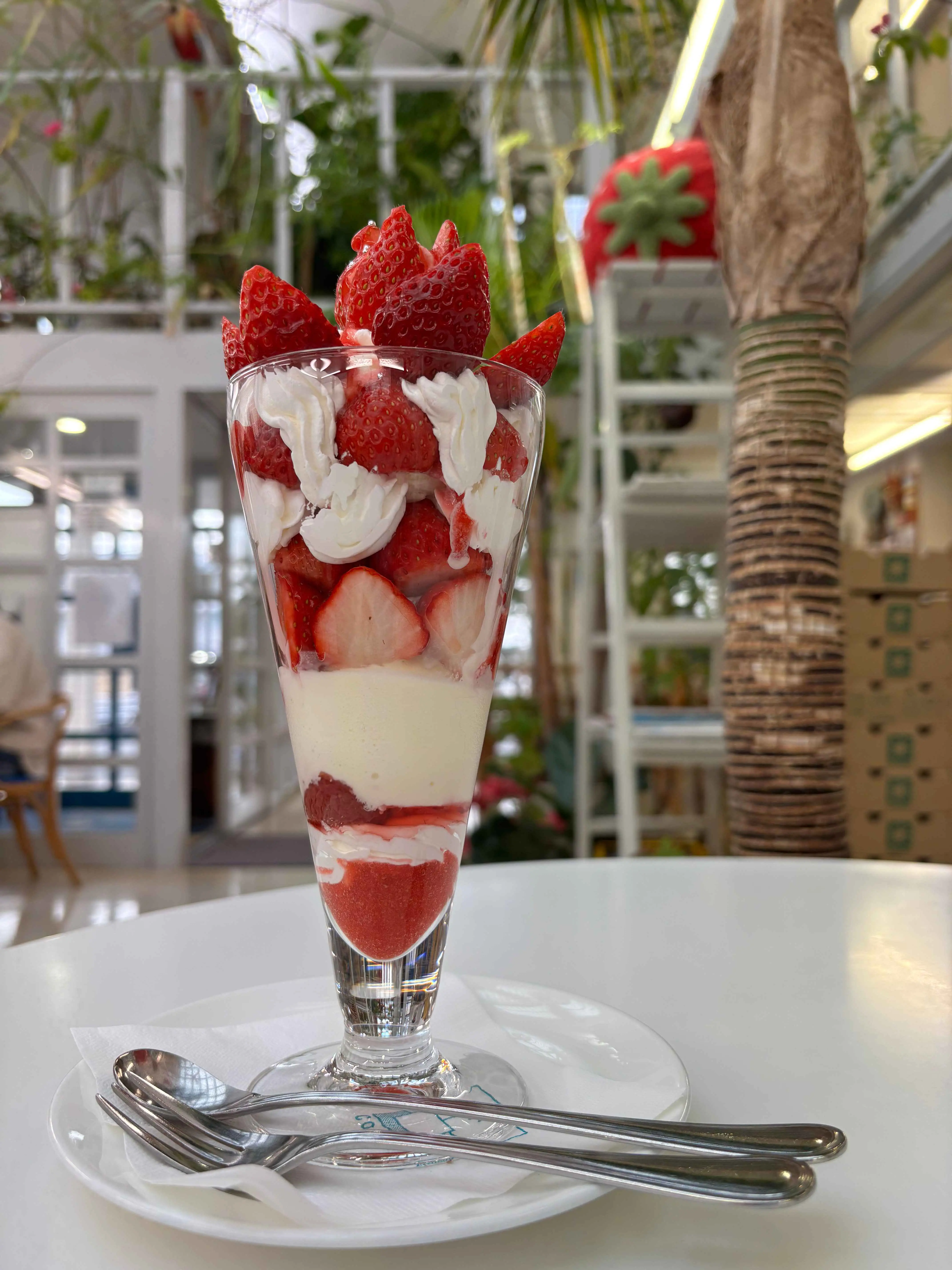 いちごのパフェ1300円