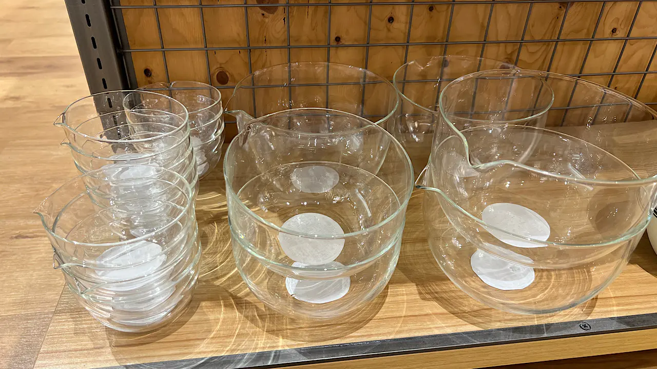 耐熱ガラスボウル　（中央）Sサイズ330円、（左）Mサイズ660円