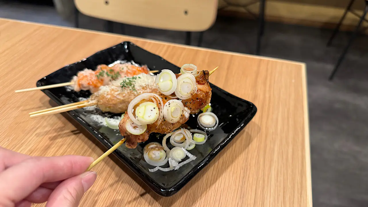 「元祖富山BLACK焼き鳥」
濃い目のしょうゆ味にぶつ切りネギにブラックペッパーと、富山ブラックラーメンをイメージした焼き鳥