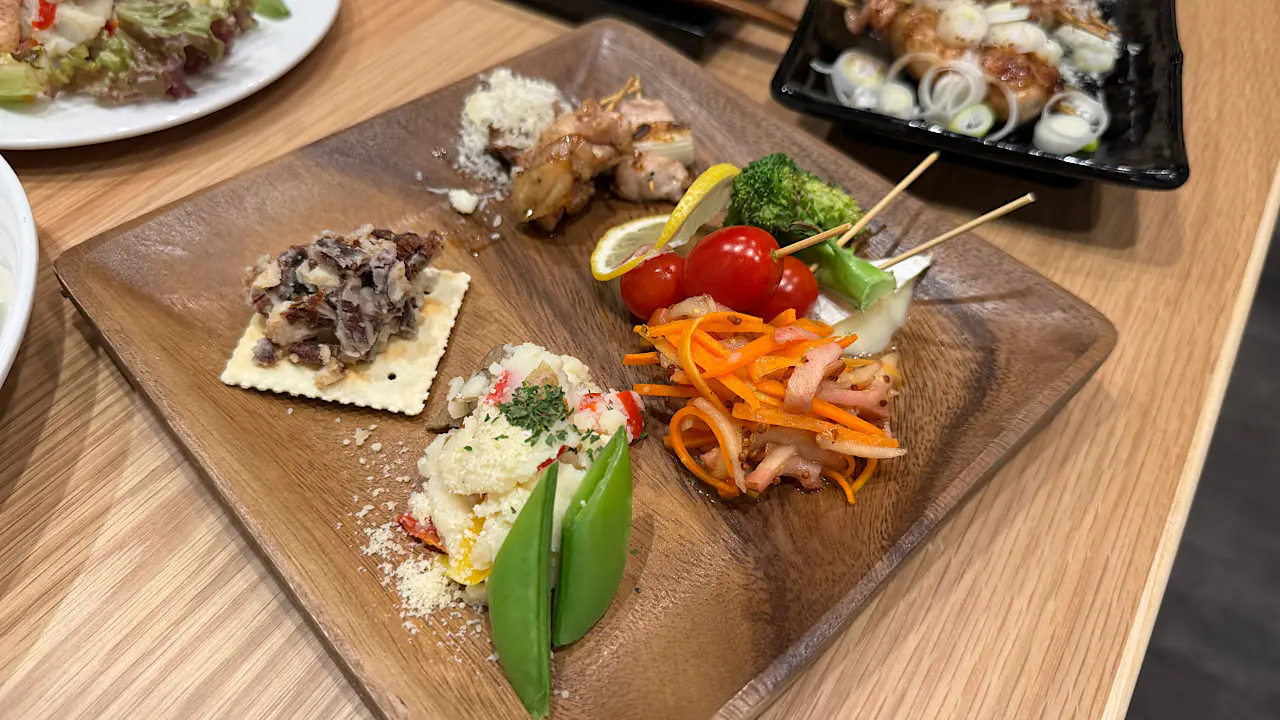 「TSUKIDORIプレート」はいろんな物を少しずつ食べられるイチ押しメニュー