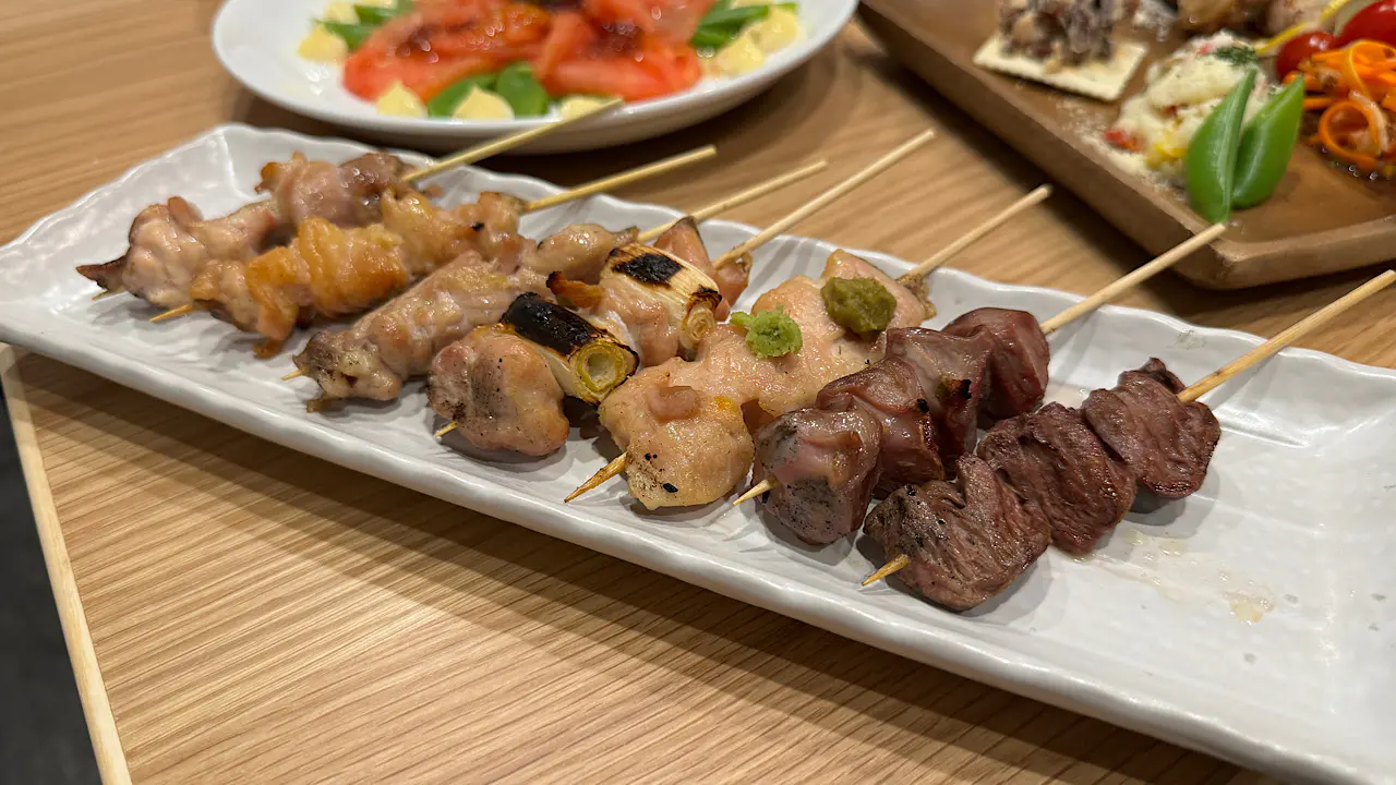焼き鳥はメニューにより1本または2本セット。380円～