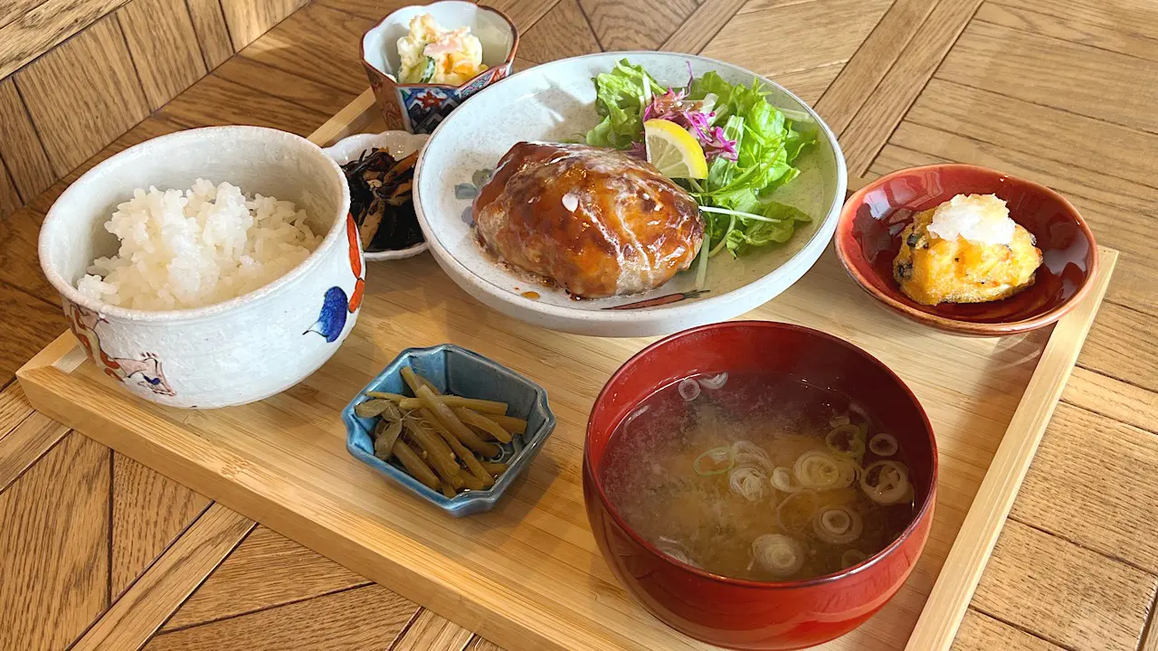 ハンバーグ定食　1300円（10食限定）