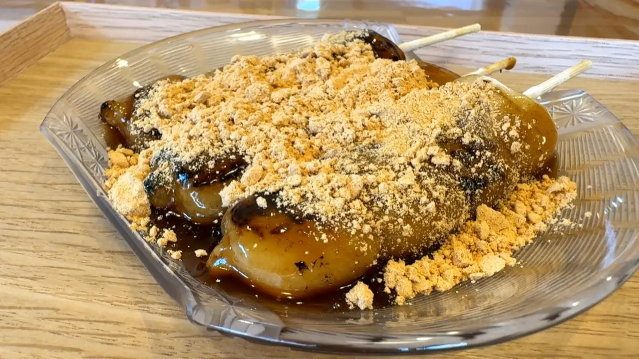 とろっとろの黒蜜がたっぷり！富山市民が大好きな「あやめ団子」【石谷