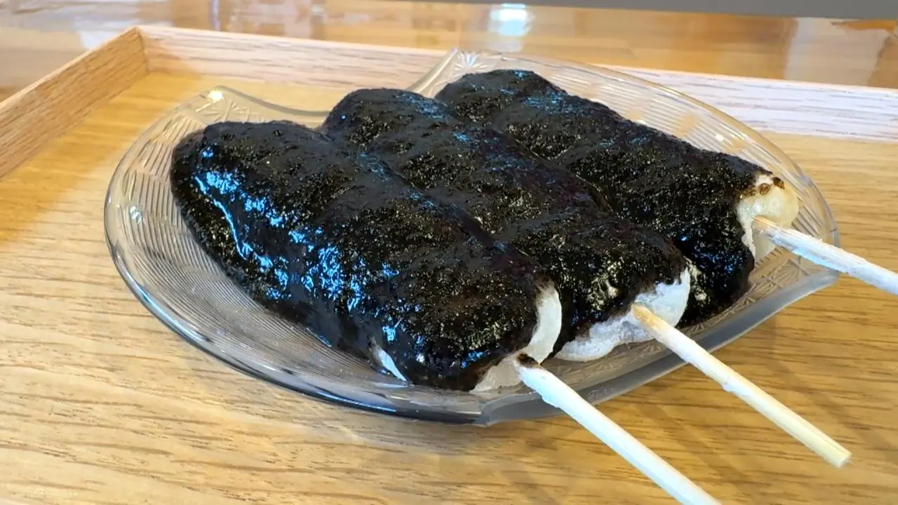 とろっとろの黒蜜がたっぷり！富山市民が大好きな「あやめ団子」【石谷