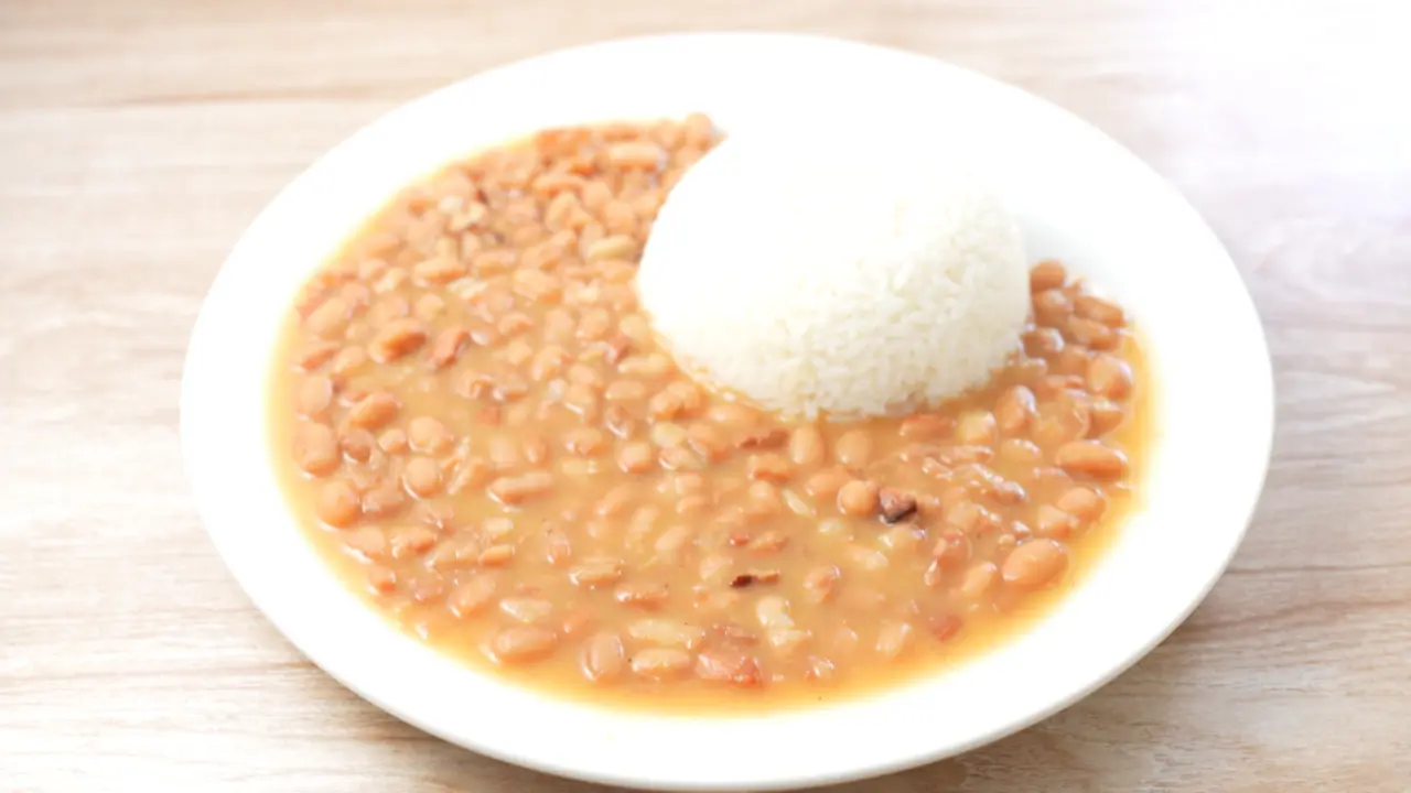 煮込んでご飯と一緒に食べるのが一般的