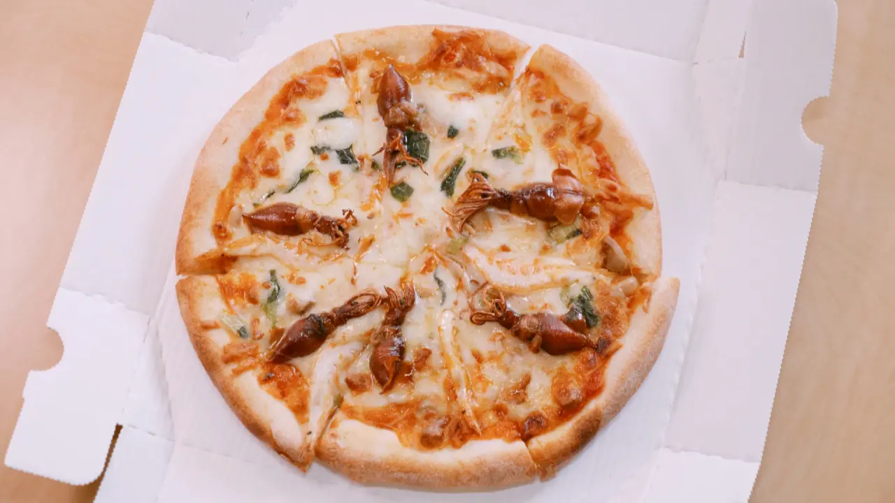 シロエビとホタルイカのピザ　1350円