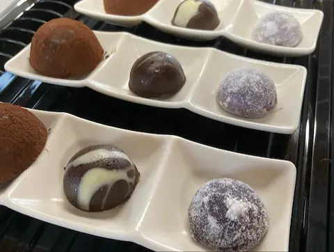 ブルーベリー生チョコ３種 400円(税込)