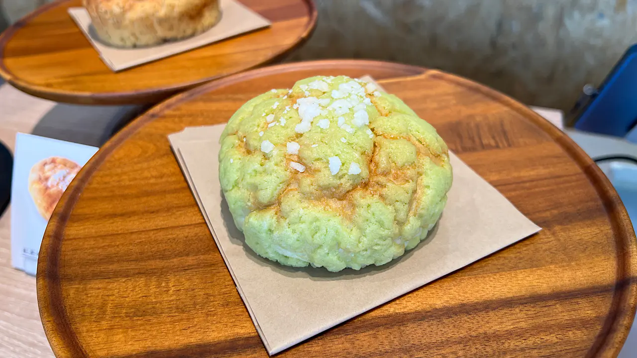 厚皮めろんぱん　380円
