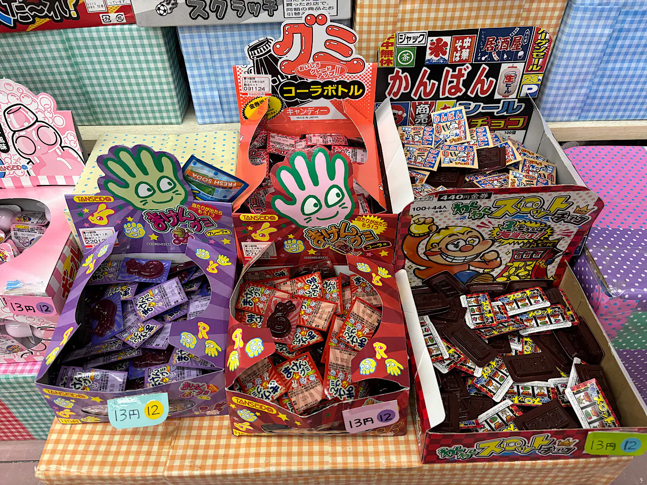 創業120年を超える老舗人形店の中に駄菓子屋さん!?【​節句人形と駄菓子