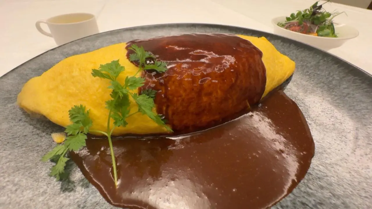 絶品デミグラスソースで仕上げる伝統のオムライス【喫茶サウスウィング