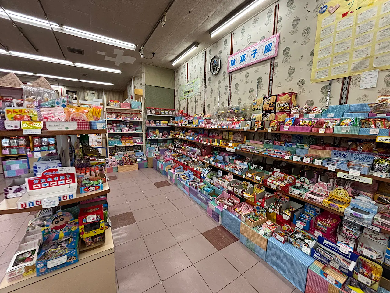 創業120年を超える老舗人形店の中に駄菓子屋さん!?【​節句人形と駄菓子