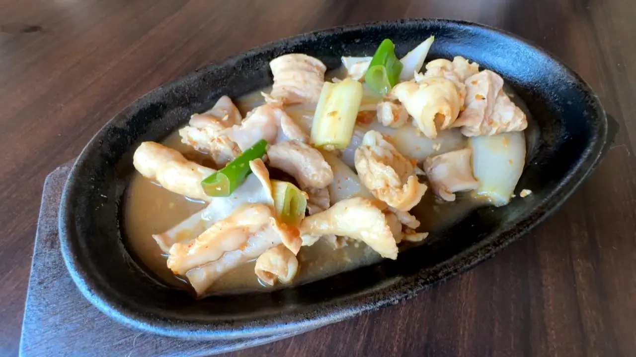 鉄板ホルモン焼き　880円（税込）