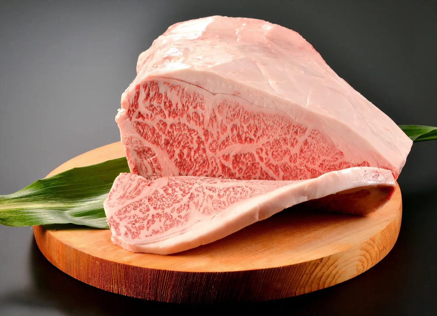 年間出荷80頭だけ!! 幻の黒毛和牛「稲葉メルヘン牛」A5霜降り肉を味わう【11/9・10 稲葉山牧野祭】富山・小矢部特産の瓦プレートでBBQ