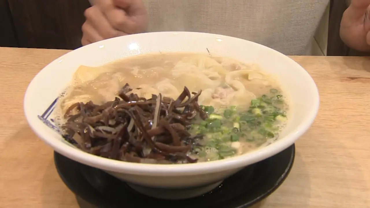 王道の豚骨　ワンタンメン　1040円（税込）