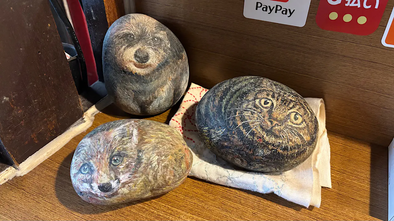 安藤さんが石に描いた動物たち