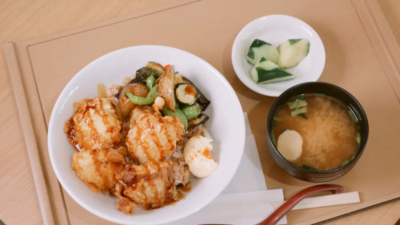 鶏の唐揚げと夏野菜丼　850円（税込）