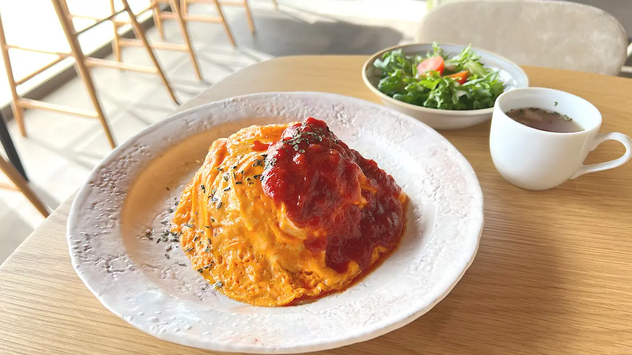 真っ赤卵のふわとろトマトソースオムライス　1200円（サラダ・スープ付き）