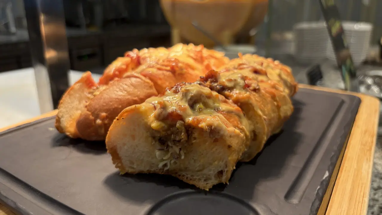 プルドポークのチーズたっぷりバゲットサンド