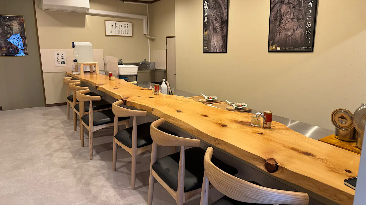 カウンター6席だけの店内