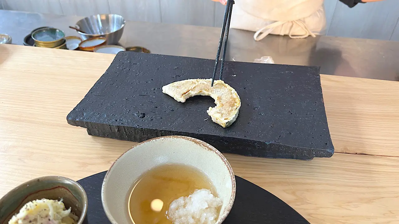 天ぷらは揚げたてを一品ずつ提供