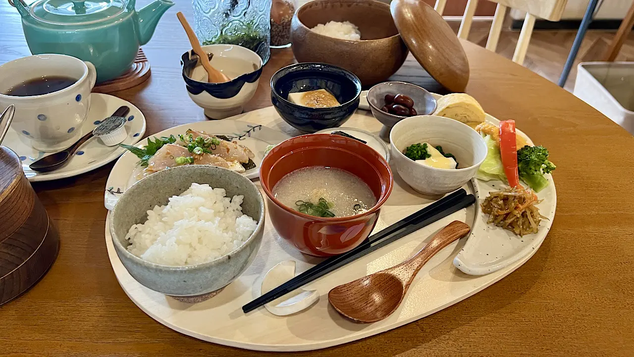 おひるごはん（昆布締め鯛の出汁茶漬け）　2500円（デザート・ドリンク付き）