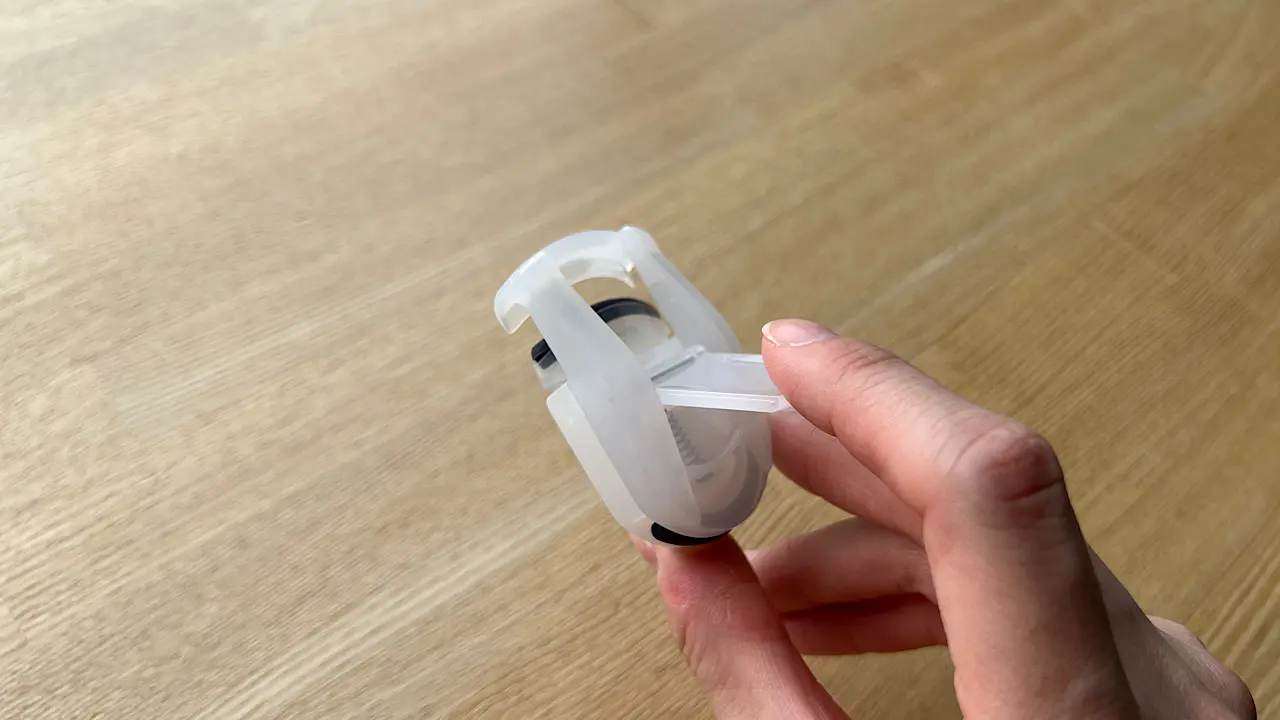 背面のレバーをカチッと下げて使います