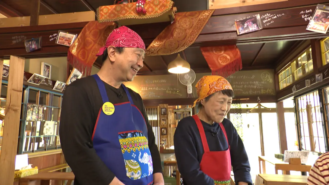 マスターの浅岡克勝さん（左）と、妻の和美さん