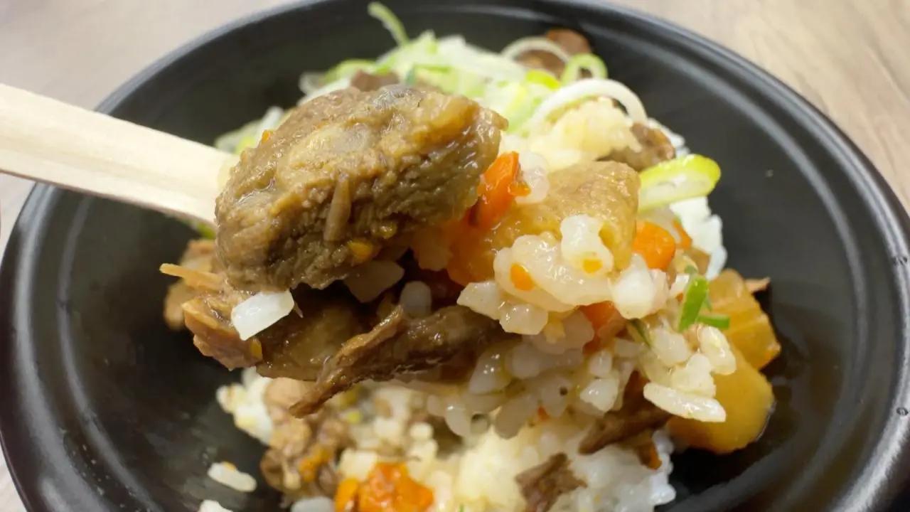富山ブラック牛すじ丼　1300円（税込）