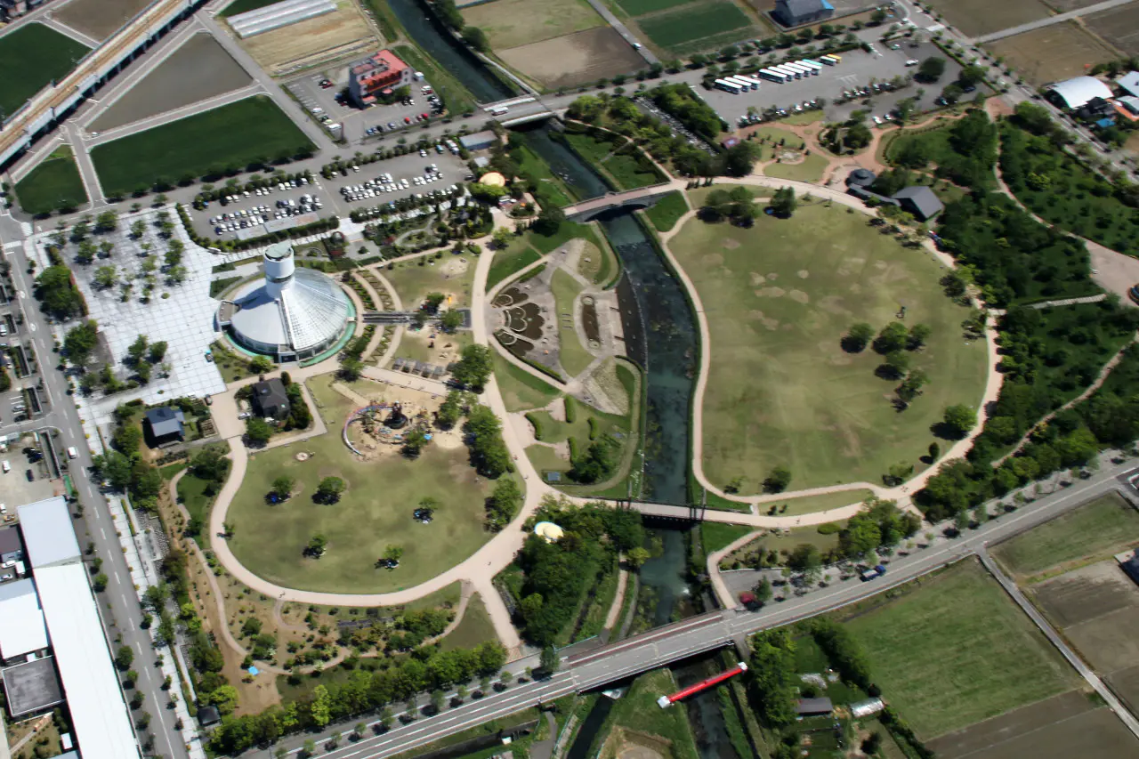 あの空き地でドラえもんやのび太に出会える【高岡おとぎの森公園】五感を刺激するインクルーシブ遊具も充実 急な雨でも屋内で