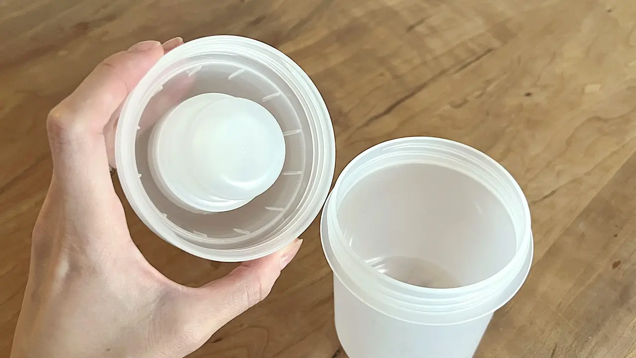 フタの内側に小さなカップが