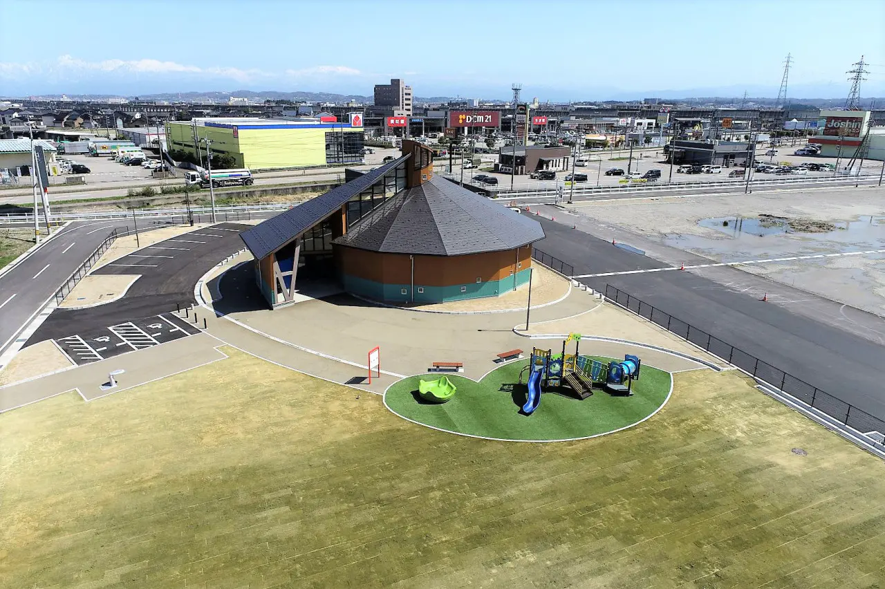 雨でもOK【射水市・本開発公園】ショッピングタウン内で買い物も便利！インクルーシブ遊具で誰でも遊べる