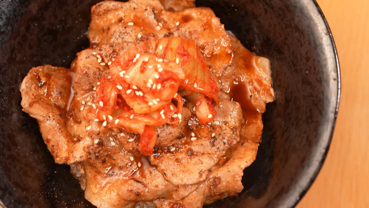 豚肩ロースの旨ダレ炙り丼　500円（税込）